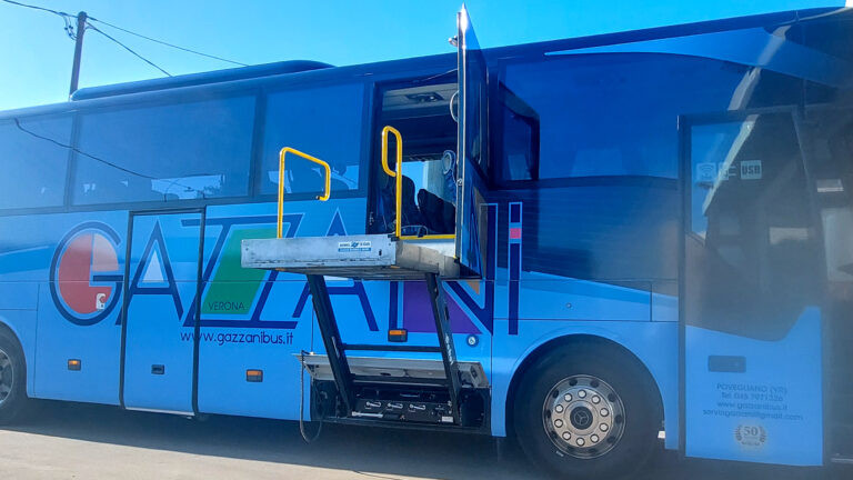 bus_disabili_MERCEDES-BENZ TOURISMO RHD_03